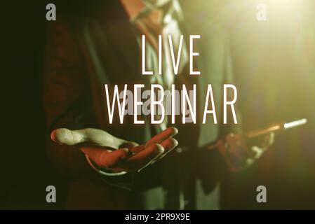Légende du webinaire en direct. Business Showcase Séminaire interactif transmis sur le Web homme d'affaires en temps réel en costume tenir un nouveau message important dans une main. Banque D'Images
