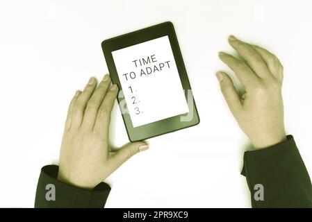 Inspiration montrant le temps de s'adapter. Internet concept moment pour s'adapter aux changements adopter l'innovation Businesswoman tenant la tablette avec des informations importantes sur elle. Banque D'Images