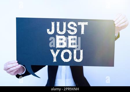 L'affichage conceptuel, c'est vous. Aperçu de l'entreprise rester authentique unique vous-même motivation inspiration Businesswoman tenant la bulle de discours avec des messages importants. Banque D'Images