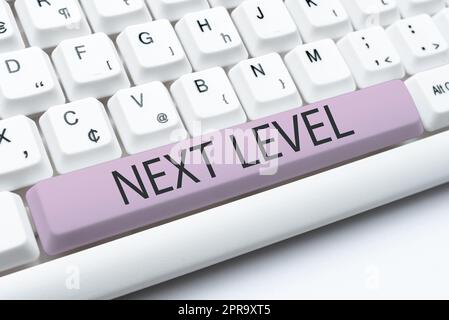 Texte d'écriture niveau suivant. Mot écrit sur avoir plus d'un étage et se référant à après le courant -49082 Banque D'Images