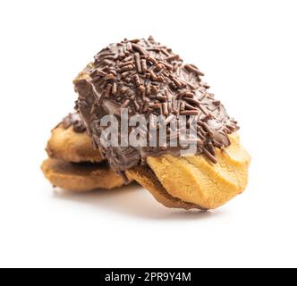 Petits fours à saupoudrer de chocolat. Mini dessert au chocolat. Banque D'Images