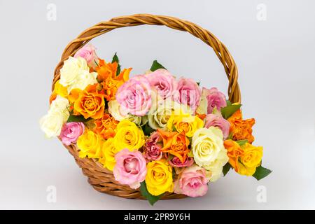 Roses dans un panier Banque D'Images