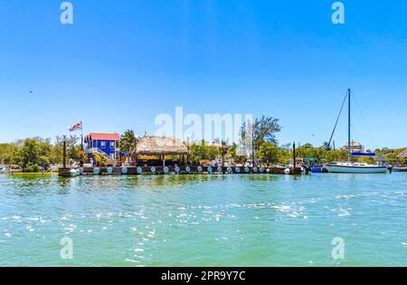 Panorama paysage Holbox bateaux port Muelle de Holbox Mexique. Banque D'Images