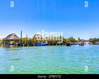 Panorama paysage Holbox bateaux port Muelle de Holbox Mexique. Banque D'Images