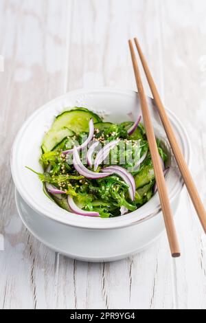 Salade traditionnelle japonaise de Sunomono avec concombre et algues wakame et graines de sésame Banque D'Images