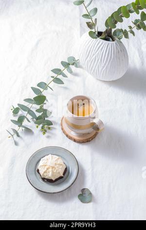 Pause-café - tasse de café avec gâteau sucré ou cookie Banque D'Images