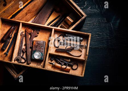 Collection d'outils de menuiserie vintage dans une ancienne poitrine en bois: Travail du bois, artisanat Banque D'Images