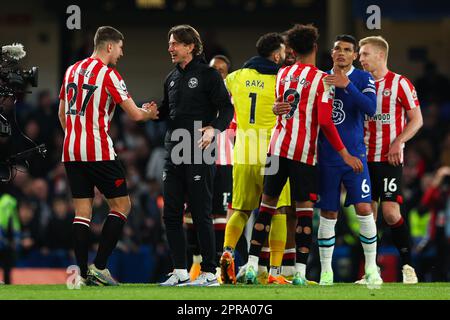 Londres, Royaume-Uni. 26th avril 2023. Thomas Frank, directeur de Brentford (deuxième à gauche) après le match de la Premier League à Stamford Bridge, Londres. Crédit photo à lire: Kieran Cleeves/Sportimage crédit: Sportimage Ltd/Alay Live News Banque D'Images