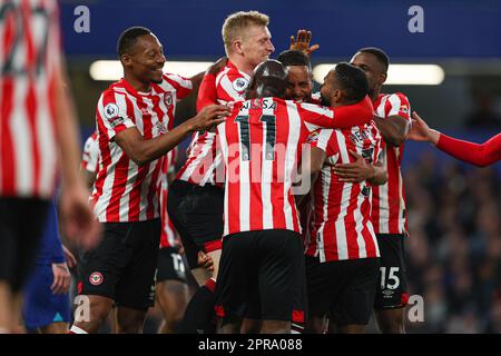 Londres, Royaume-Uni. 26th avril 2023. Les joueurs de Brentford fêtent après que Cesar Azpilicueta de Chelsea ait obtenu son propre but lors du match de la Premier League à Stamford Bridge, Londres. Crédit photo à lire: Kieran Cleeves/Sportimage crédit: Sportimage Ltd/Alay Live News Banque D'Images