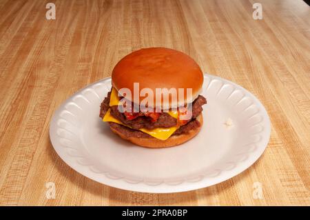 Double cheeseburger au bacon sur un pain Banque D'Images