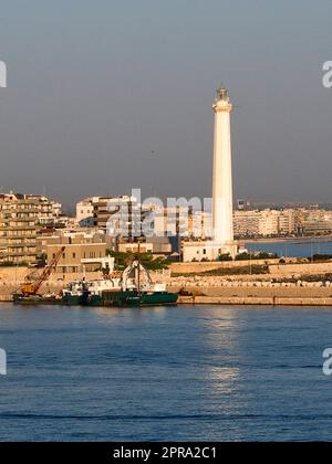 Italie, Port de Bari avec phare Banque D'Images