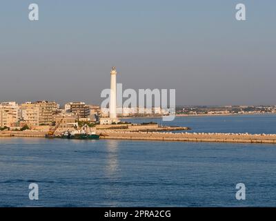 Italie, Port de Bari avec phare Banque D'Images