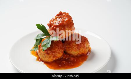 Boulettes de viande dans une sauce tomate aigre et douce aux épices Banque D'Images