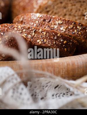 Tranches de pain frais complet avec croûte cuite et diverses céréales. Banque D'Images