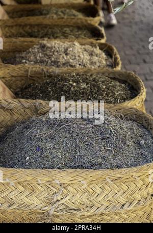 Herbes médicinales dans un marché Banque D'Images