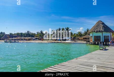 Belle Holbox île plage de sable panorama eau turquoise gens Mexique. Banque D'Images