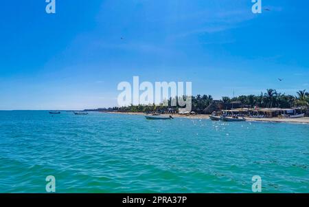 Belle Holbox île plage de sable panorama eau turquoise gens Mexique. Banque D'Images