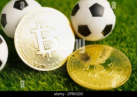 Bitcoin d'or avec ballon de football ou de football, crypto-monnaie utilisée dans les Paris sportifs en ligne. Banque D'Images