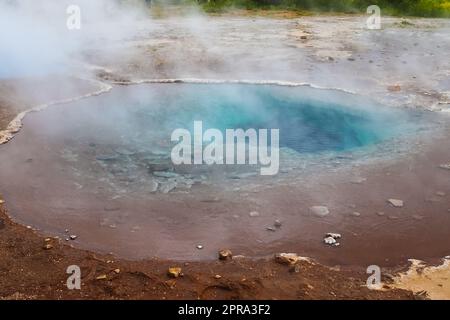 Sources chaudes de vapeur sur les champs de soufre volcanique de l'Islande Banque D'Images