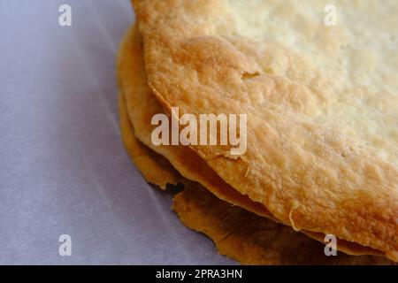 Gâteaux frais pour Napoleon gâteau pâte feuilletée pour le dessert Milfey. Pâtisseries françaises. Couches de gâteau Napoléon Banque D'Images