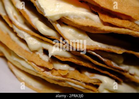 Gâteau de pâte feuilletée couches Napoléon gros plan texture avec de la crème blanche à l'intérieur Banque D'Images