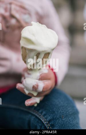 Détail de la glace tenue par la petite fille Banque D'Images