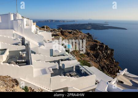 Maisons blanchies à la chaux avec terrasses et piscines et vue magnifique à Imerovigli sur l'île de Santorini, Grèce Banque D'Images