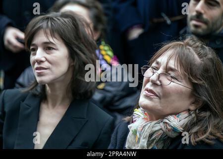 Paris, France. 10 mars 2016. Charlotte Gainsbourg et Jane Birkin assistent à la cérémonie de dévoilement d'une plaque à la mémoire de Serge Gainsbourg, à Paris. Banque D'Images
