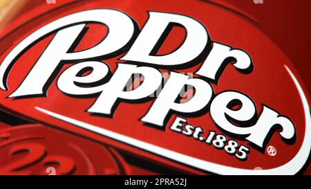 Logo de boisson gazeuse Dr. Pepper sur une boîte en aluminium qui roule, macro d'objet, détail, gros plan extrême. Marques de boissons sucrées concept simple, n Banque D'Images