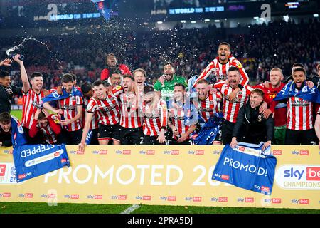 Les joueurs de Sheffield United fêtent leur promotion à la Premier League après avoir remporté leur match du championnat Sky Bet à Bramall Lane, Sheffield. Date de la photo: Mercredi 26 avril 2023. Banque D'Images