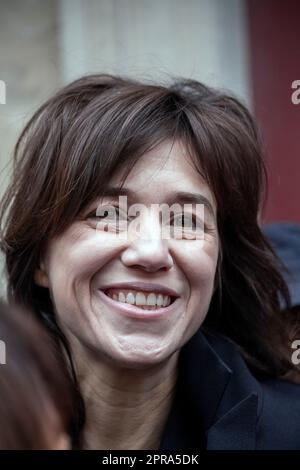 Paris, France. 10 mars 2016. Charlotte Gainsbourg assiste à la cérémonie de dévoilement d'une plaque commémorative à la mémoire de Serge Gainsbourg, à Paris. Banque D'Images