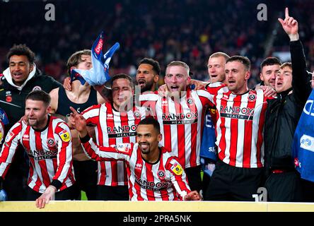 Les joueurs de Sheffield United fêtent leur promotion à la Premier League après avoir remporté leur match du championnat Sky Bet à Bramall Lane, Sheffield. Date de la photo: Mercredi 26 avril 2023. Banque D'Images