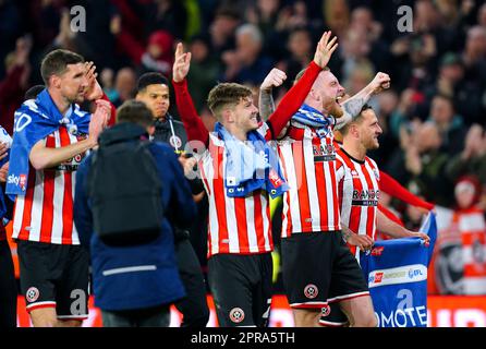 Les joueurs de Sheffield United fêtent leur promotion à la Premier League après avoir remporté leur match du championnat Sky Bet à Bramall Lane, Sheffield. Date de la photo: Mercredi 26 avril 2023. Banque D'Images