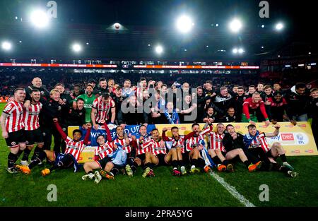 Les joueurs et les membres du personnel de Sheffield United célèbrent leur promotion à la Premier League après avoir remporté le match du Sky Bet Championship à Bramall Lane, Sheffield. Date de la photo: Mercredi 26 avril 2023. Banque D'Images