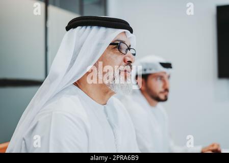 Groupe de gens d'affaires d'entreprise du Moyen-Orient portant des vêtements traditionnels émirati réunion dans le bureau à Dubaï - équipe d'affaires travaillant et cerveau Banque D'Images