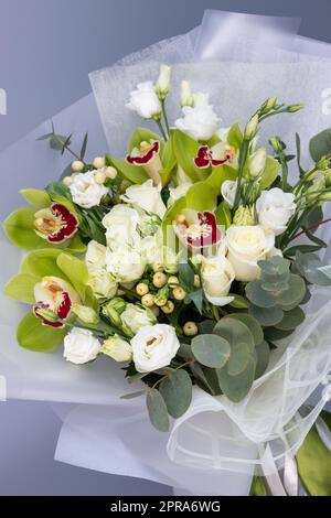 Gros plan d'un bouquet de couleurs vertes avec roses, eustoma et iris. Banque D'Images