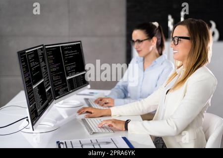 Programmeur femme portant le hijab travail Banque D'Images