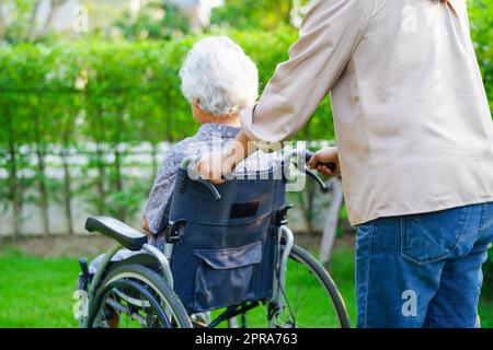 Aide-soignant femme asiatique âgée malade d'incapacité dans l'hôpital de soins infirmiers, concept médical. Banque D'Images