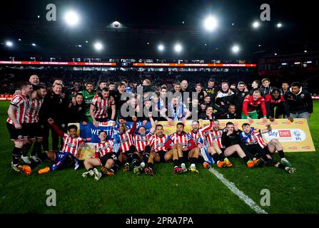 Les joueurs et les membres du personnel de Sheffield United célèbrent leur promotion à la Premier League après avoir remporté le match du Sky Bet Championship à Bramall Lane, Sheffield. Date de la photo: Mercredi 26 avril 2023. Banque D'Images