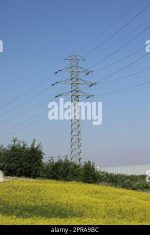 pôle d'alimentation haute tension et lignes Banque D'Images