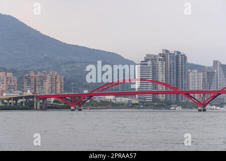 Taipei, Taïwan, 04 mars 2022 : pont Rainbow traversant la rivière Keelung Banque D'Images