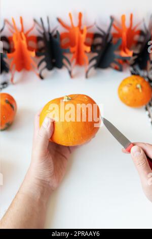 Halloween 31 octobre. Le processus étape par étape de la sculpture d'une citrouille. Vue de dessus. Banque D'Images