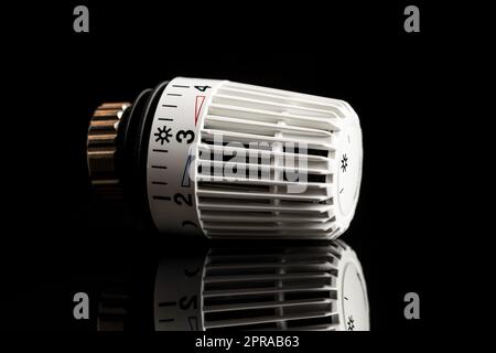 Tête de soupape thermostatique sur fond noir. Banque D'Images