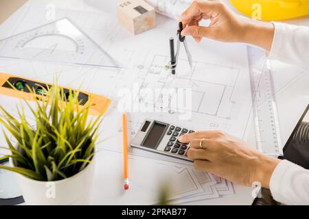 Dessin d'architecte avec boussole de diviseur sur le papier de plan de maison Banque D'Images