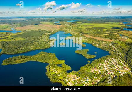 District de Lyepyel, région de Vitebsk, Bélarus. Vue aérienne du lac Lepel avec les petites îles naturelles Banque D'Images