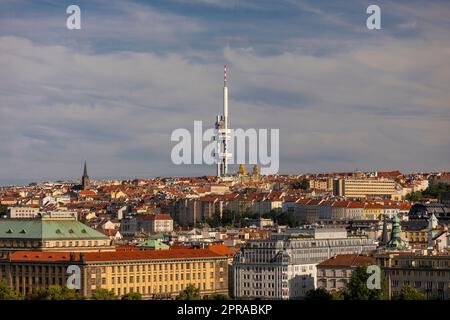 PRAGUE, RÉPUBLIQUE TCHÈQUE, EUROPE - Tour de télévision de Zizkov, une tour de 216m émetteurs, et paysage urbain. Banque D'Images