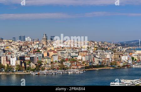 Vue sur la ville d'Istanbul depuis la mosquée Suleymaniye surplombant la Corne d'Or et la tour de Galata Banque D'Images