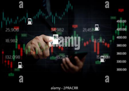 Écran tactile à main écran virtuel bourse de bourse graphique d'argent conditions financières et d'énergie pour développer l'économie d'analyse et le concept d'investissement de forex de commerce. Banque D'Images