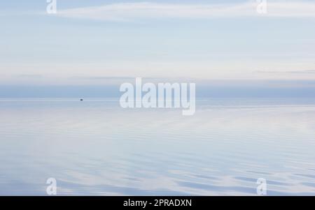 Vue panoramique sur la mer contre le ciel dans des tons pastel tendres Banque D'Images