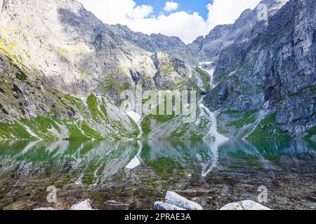 Black Lake est un lac de montagne du côté polonais du Mont Rysy dans les montagnes Tatra Banque D'Images